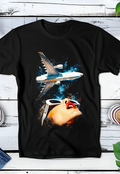 Zwarte t-shirt halftone  Old Money Vrouw kijkend naar vliegtuig OM081