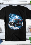 Zwarte t-shirt halftone  Old Money Mercedes Jeep in de sneeuw OM087